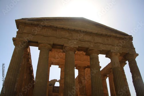 ruiny greckiej świątyni w słońcu