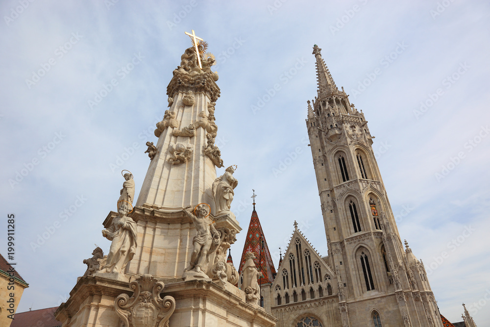 Matthiaskirche und Dreifaltigkeitssäule im Burgviertel von Budapest, Ungarn Matthiaskirche und Dreifaltigkeitssäule im Burgviertel von Budapest, Ungarn