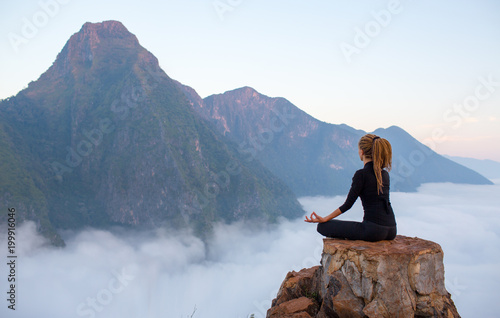 Ćwiczenia spokoju i jogi, medytacja w górach