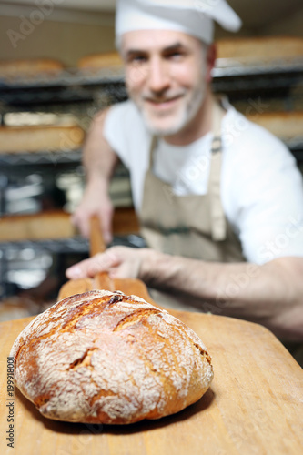 Bochenek chleba. świeży chleb prosto z pieca.