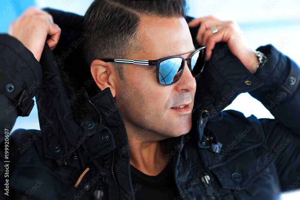 Retrato de hombre atractivo con gafas de sol.Moda y estilo de vida foto ...