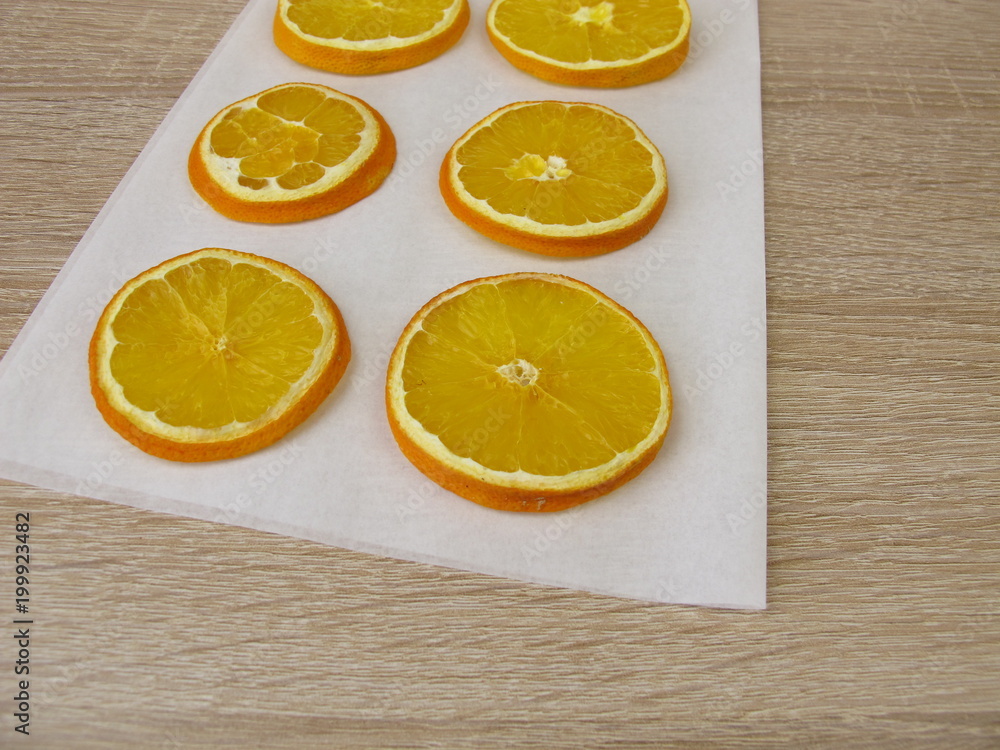 Getrocknete Orangenscheiben auf Papier Getrocknete Orangenscheiben auf Papier