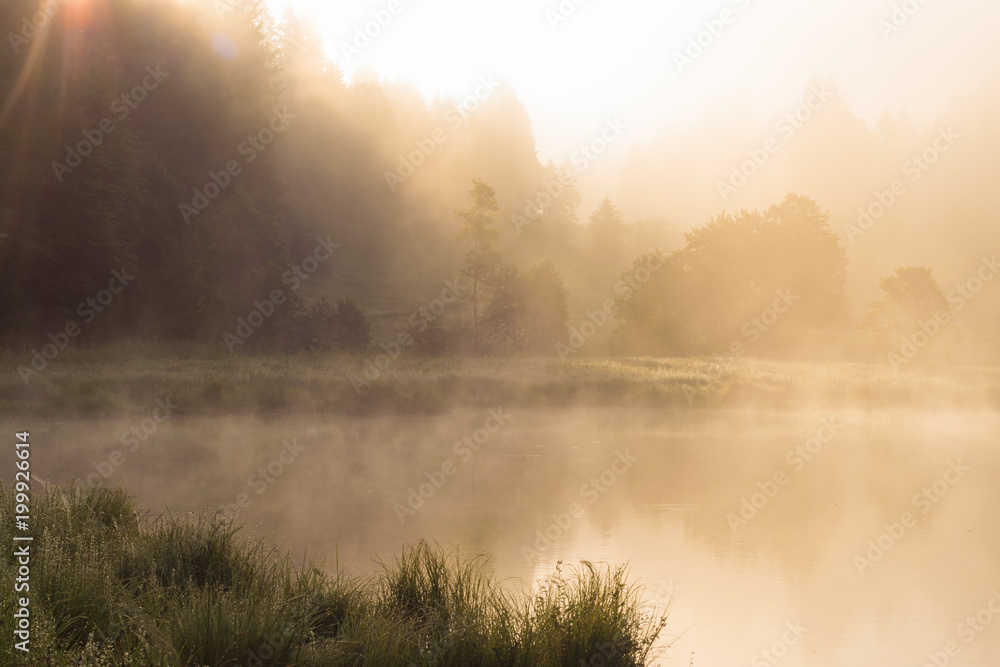 Fototapeta premium Herbst am See in den Bergen - Geroldsee in den Alpen von Deutschland