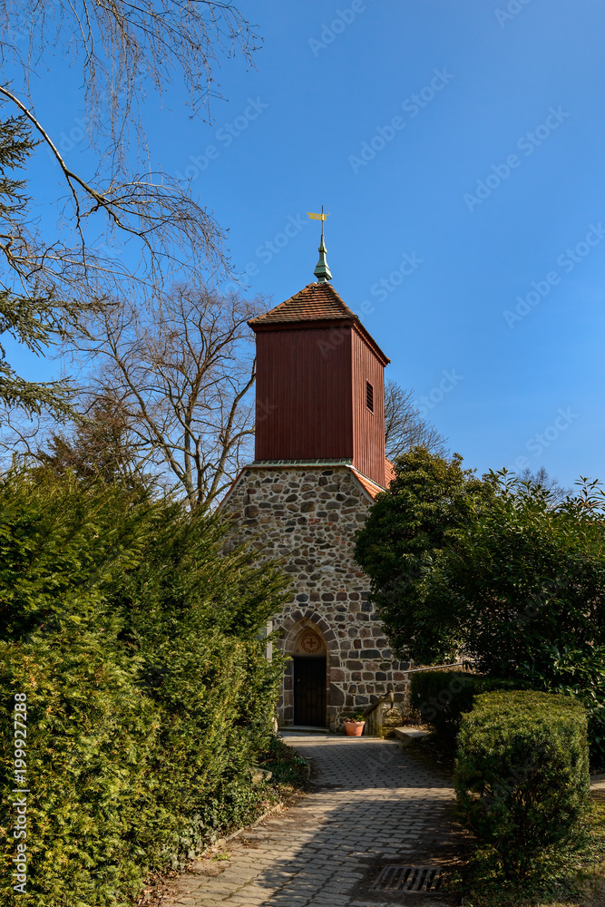 Fototapeta premium Denkmalgeschützte Dorfkirche Berlin-Schmargendorf, Turm und Eingang von Westen