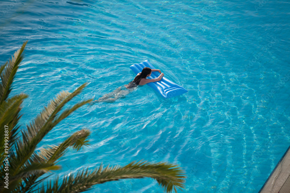 Obraz premium woman in a swimming pool 