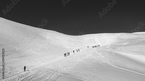 Grupo de esquiadores de skymo llegando a collado