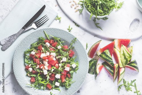 Saftige Wassermelone Salat mit Rucola und Feta käse