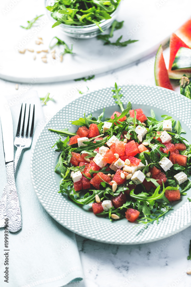 Saftige Wassermelone Salat mit Rucola und Feta käse Stock Photo | Adobe  Stock