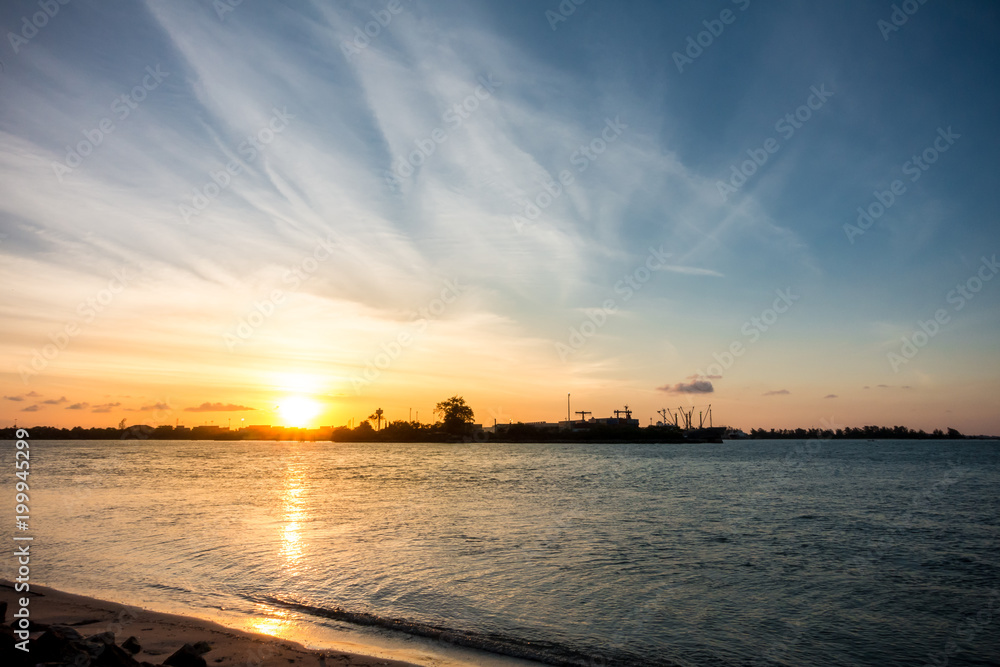 Naklejka premium Pier in the evening, with the sun going down.
