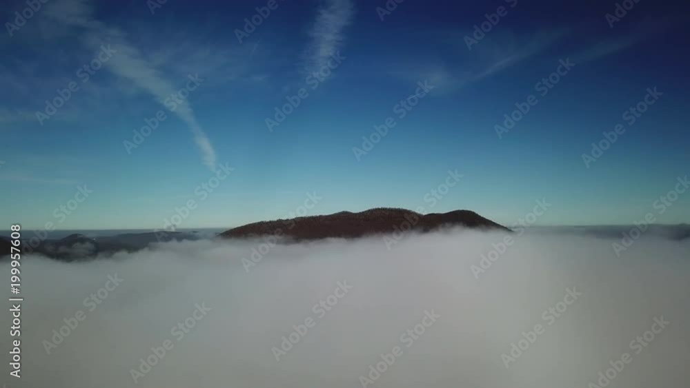 Over the clouds. Au dessus des nuages Over the clouds. Au dessus des nuages