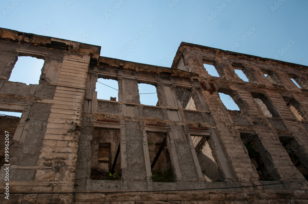 Casas em Mostar na Bósnia Herzegovina, com buracos nas paredes, ocasionados pelo conflito