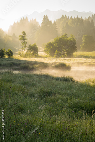 Sonnenaufgang mit Nebel am Geroldsee in den Alpen von Bayern
