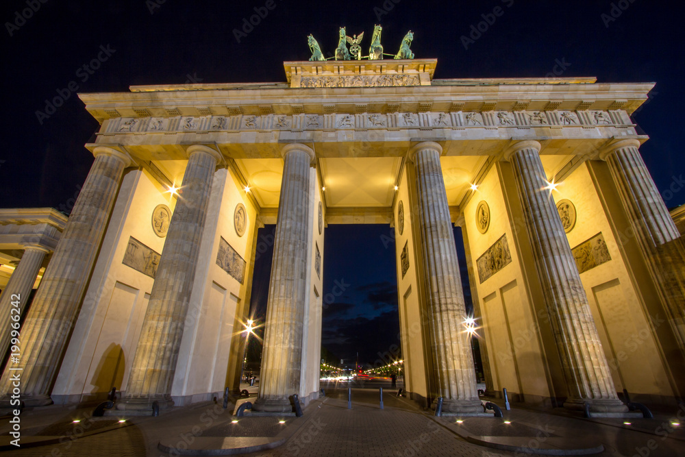 Fototapeta premium Brandenburger Tor in Berlin at night