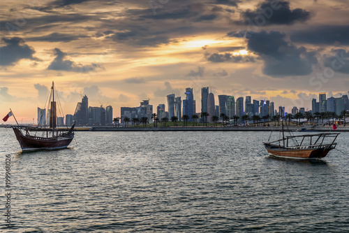 Die Bucht von Doha, Katar, mit der modernen Skyline bei Sonnenuntergang