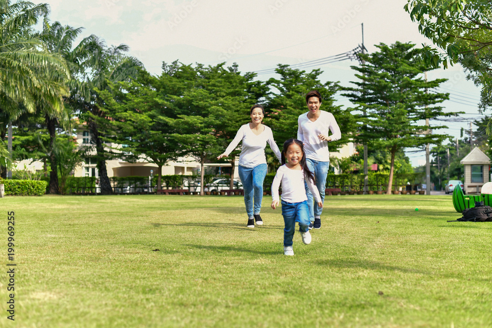 Parents and daughters go for a walk in the park. Parents and daughters go for a walk in the park.