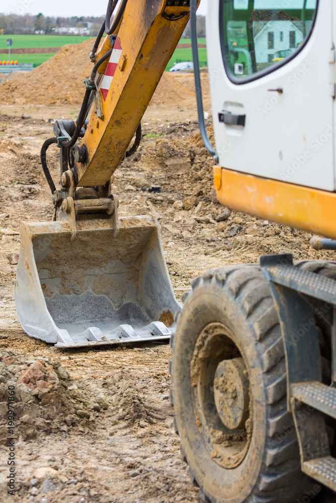 Bagger auf einer Baustelle zur Erschließung eines Neubaugebiets Bagger auf einer Baustelle zur Erschließung eines Neubaugebiets