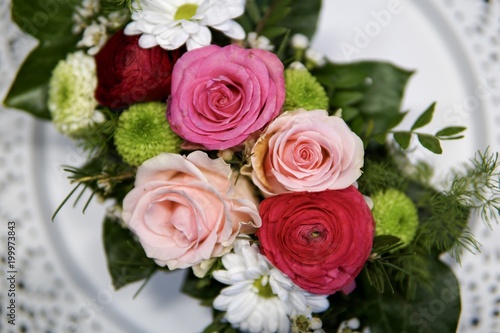 Romantischer Strauß aus rosa und roten Rosen von oben © Thomas Kern