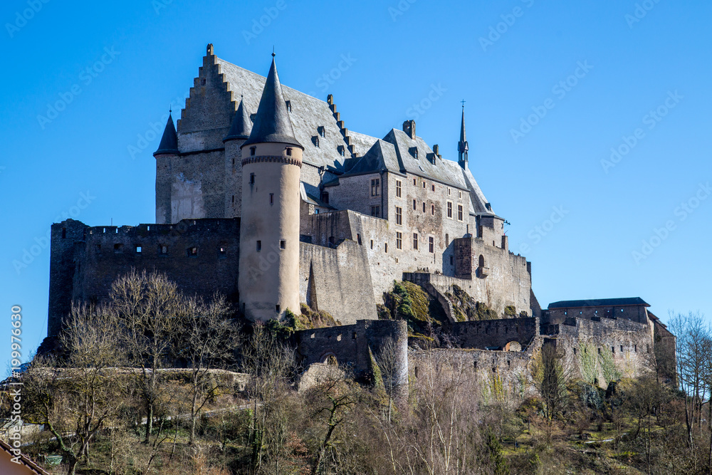 Château de Vianden, un château fort situé au Luxembourg dans la ville de Vianden