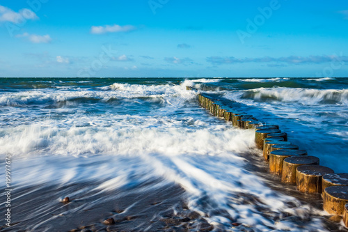 Buhnen an der K  ste der Ostsee an einem st  rmischen Tag