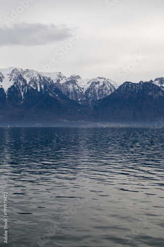 Obraz na płótnie Le lac Léman, à Vevey en Suisse, avec vue sur les Alpes enneigées