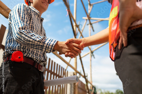 Quadro su tela Engineer contractor shaking hands at house.