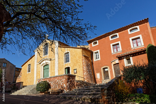 Eglise et maison peintes