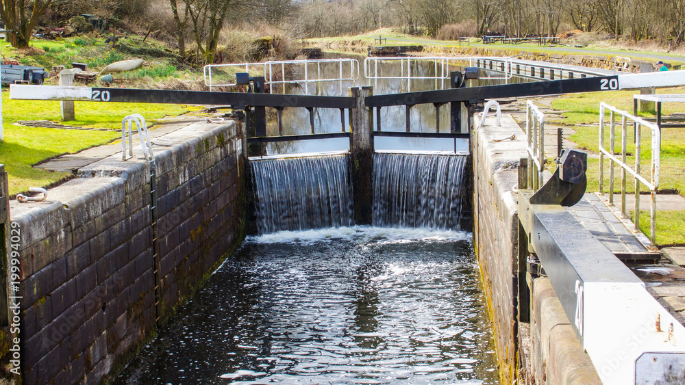 Φωτογραφία Water flowing over a closed canal lock gate.