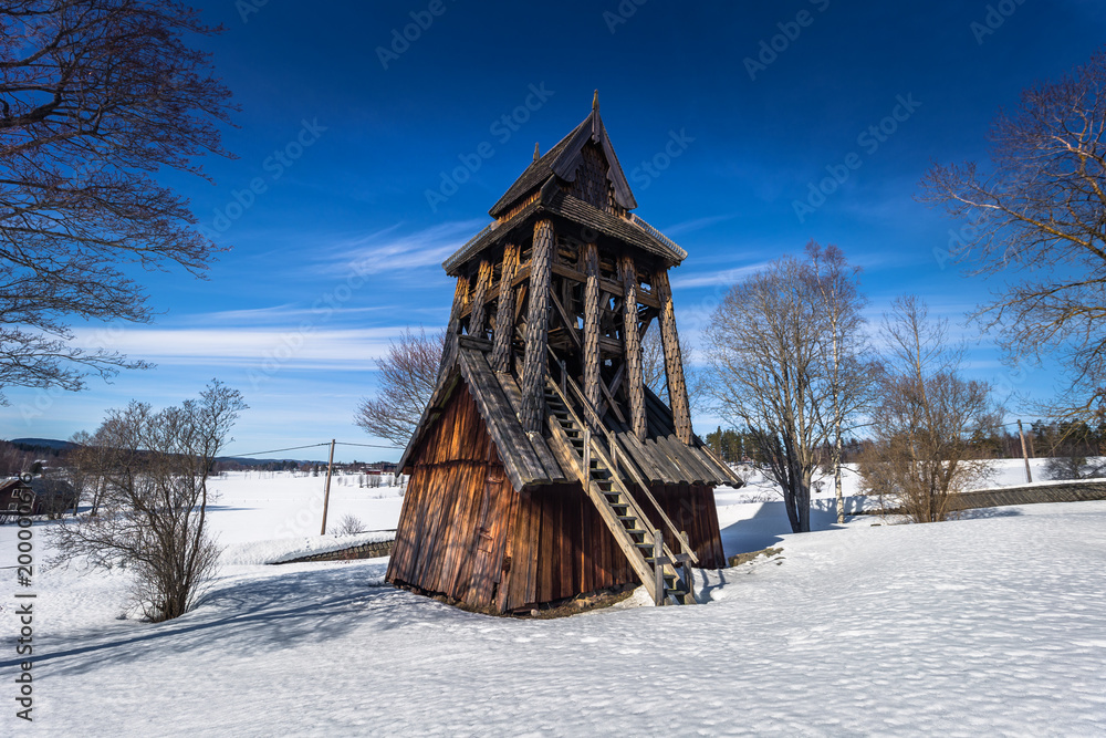 Φωτογραφία Trono - April 01, 2018: Tower of the old church of the town of Trono in Dalarna,