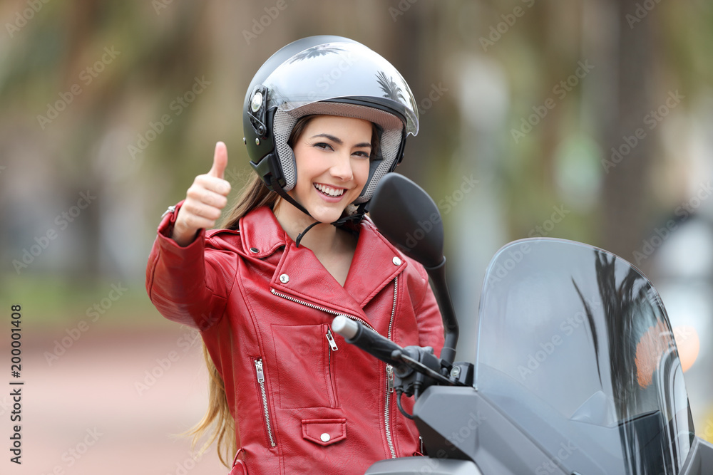 Naklejka premium Rowerzysta patrzy na ciebie z kciukiem na zewnątrz