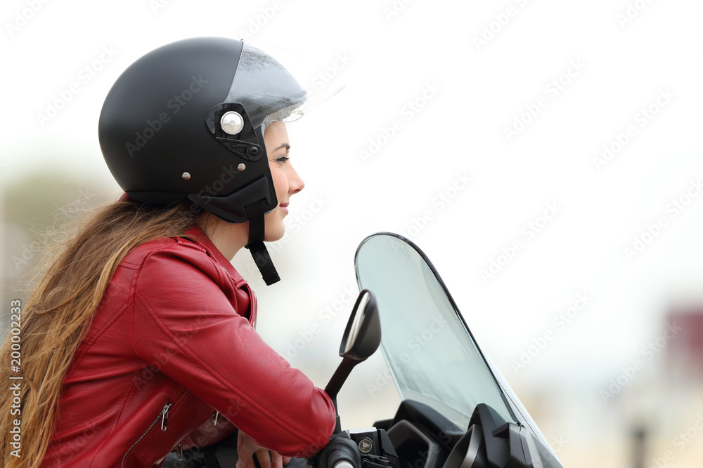 Fototapeta premium Zadowolony rowerzysta odwracający wzrok na motocyklu