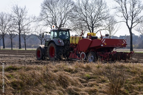 Traktor , Schlepper bei der Frühjahrsbestellung eines Feldes