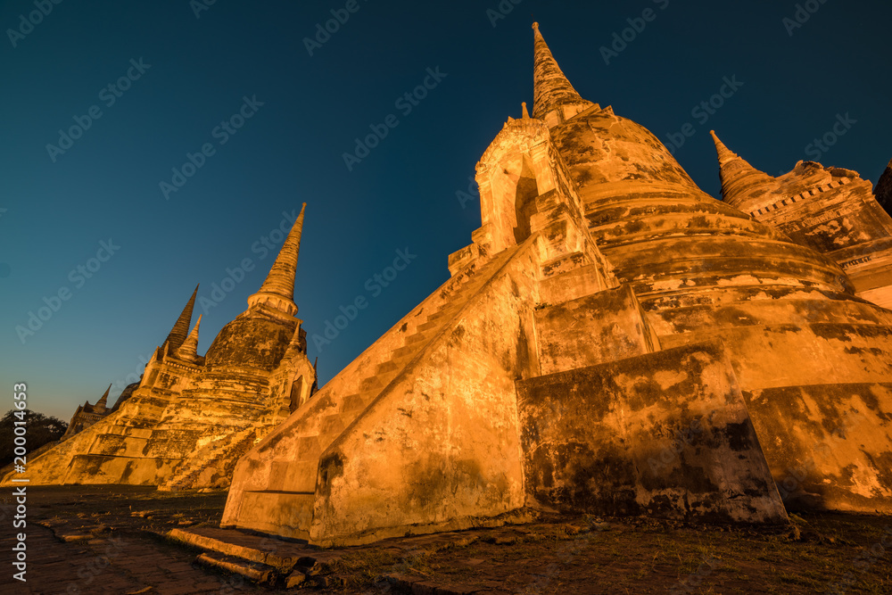 Naklejka premium Wat Phra Si Sanphet temple at night