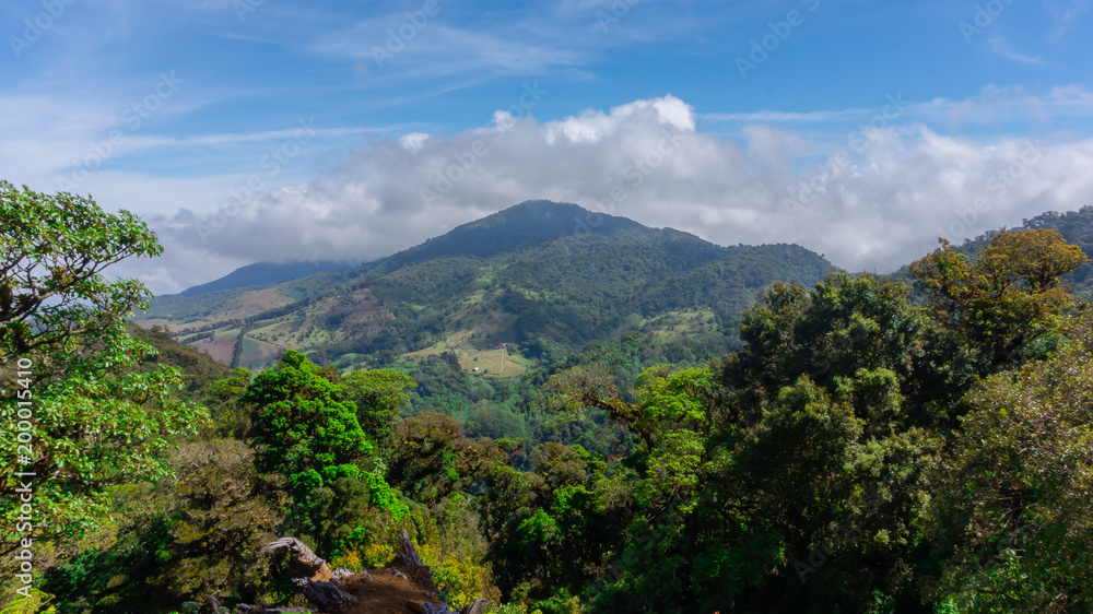 Volcán extinto con gran vegetación 