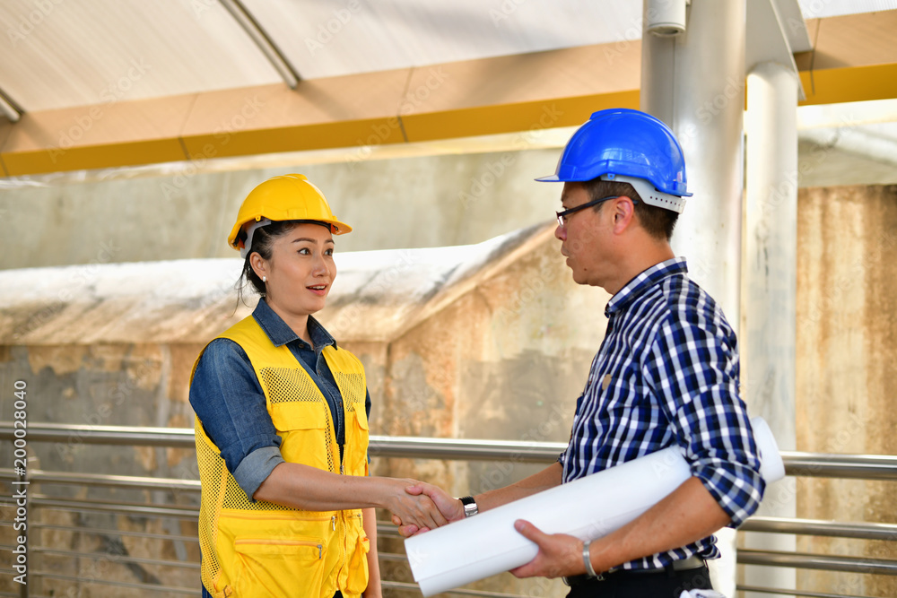 Concepts Business Engineering, Professional engineers, Young Business people are planning construction. Concepts Business Engineering, Professional engineers, Young Business people are planning construction.