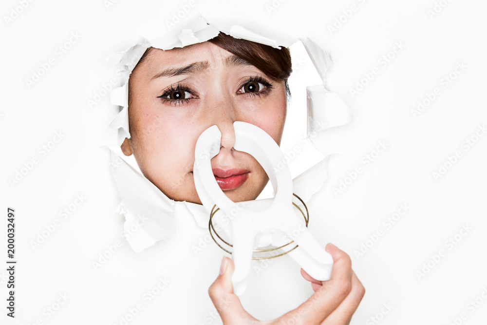 洗濯バサミで鼻をつまむ女性 Stock Photo Adobe Stock