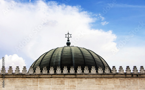 Billede på lærred Dome of the synagogue with the sign of the star of David by day