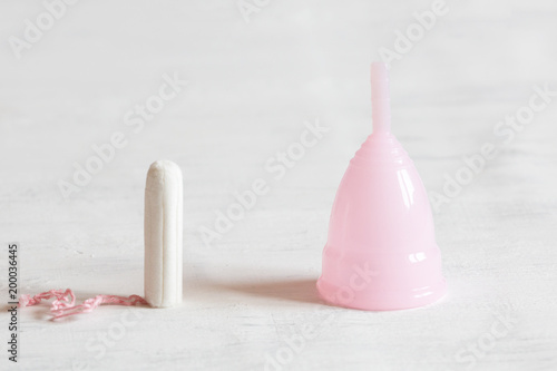 Fotografía Pink fame cup and white tampon on white vintage background