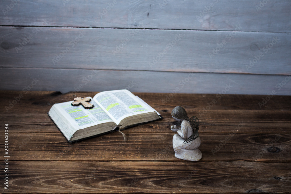 Fotografie a angel open bible and cross