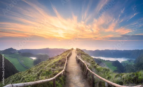 Obraz górska ścieżka z widokiem na zachodzące słońce