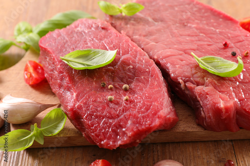 Canvas-taulu red meat on board