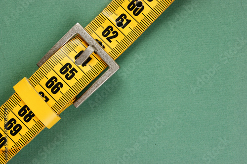 Foto meter belt slimming on the green background