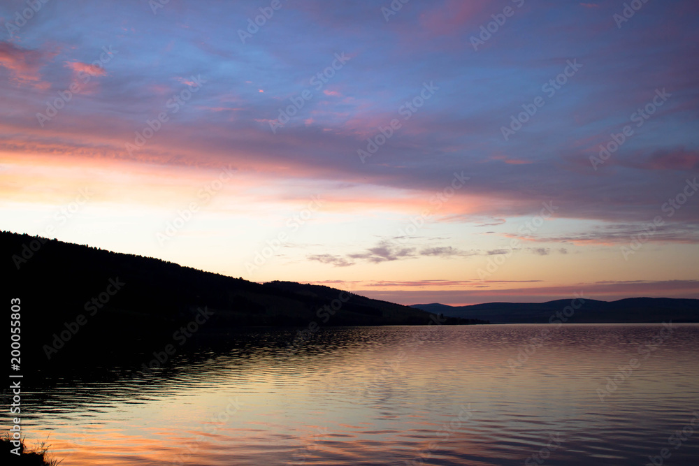 Naklejka premium Colorful sunset over the sea surface.