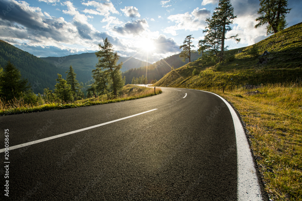 Naklejka premium Asfaltowa droga w Austria, Alps w letnim dniu.