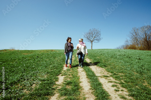 Zwei Frauen beim Wandern und spazieren gehen am Berg