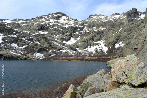 Lac de Melo enneigé sur le sentier de randonnée des Gorges de la Restonica Corse, Haute-Corse, France