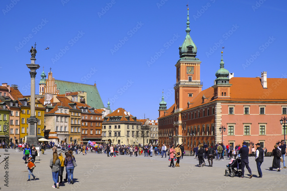 Obraz premium Warszawa, Polska - Zabytkowa dzielnica Warszawy Stare Miasto - Plac Zamku Królewskiego, Pałac Królewski i kolumna Zygmunta III Pomnik Wazy
