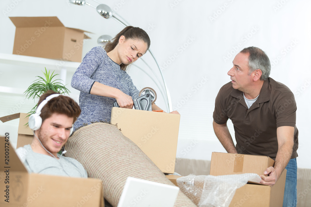 packing boxes with dad while lazzy boyfriend does nothing packing boxes with dad while lazzy boyfriend does nothing