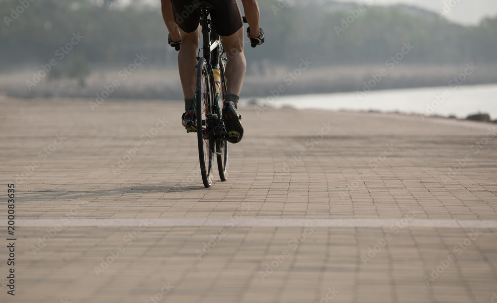 Obraz premium Male cyclist riding bike on seaside
