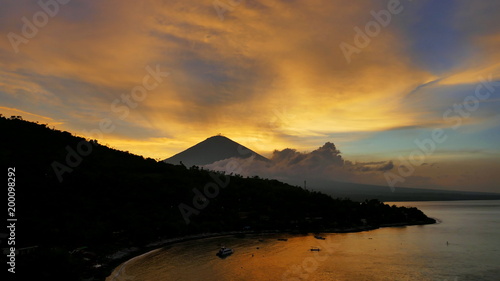 Sonnenuntergang hinter Vulkan Mt. Agung in Bali vom Aussichtspunkt in Jemeluk / Amed photo