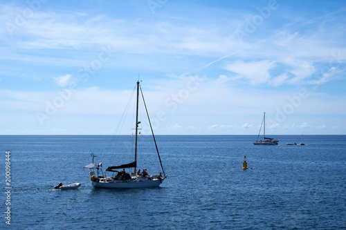 Segelboote ankern an der Küste von Gran Canaria